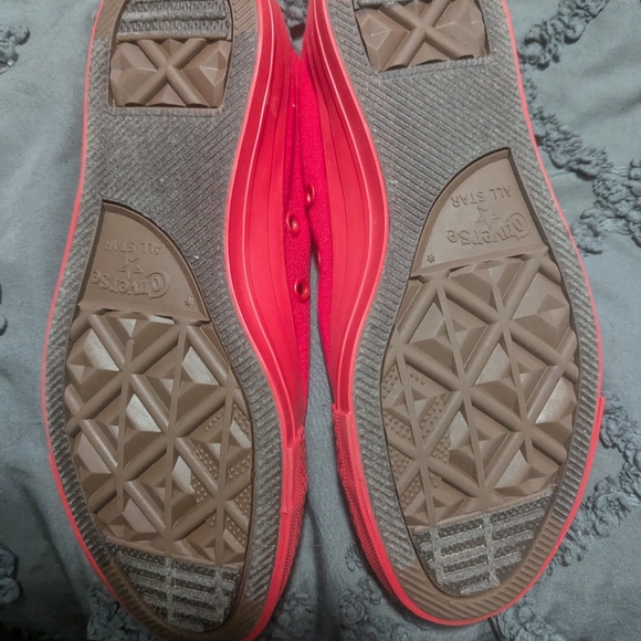 Red converse - Picture 4 of 6